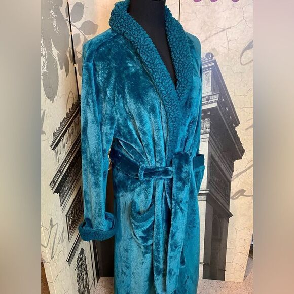 COPY - Super soft robe by Natori in size medium. - Picture 1 of 2